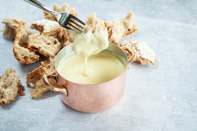Le Gruyère AOP fondue with sourdough
